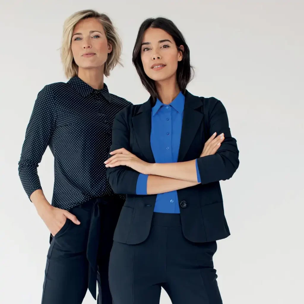 Bedrijfskleding in travelstof van Studio Anneloes via Kraan Mode Aalsmeer
